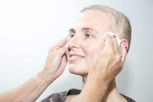 Stap-1-reiniging-look-good-feel-better-kanker-huidverzorging-huid-chemo-bestraling-tutorial-uiterlijk-droog-rode-huid-afvalstoffen-gezicht-aandacht-advies-scaled