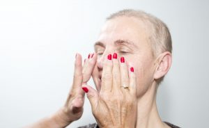 Stap-2-creme-look-good-feel-better-kanker-huidverzorging-uiterlijk-chemo-bestralen-hydrateren-advies-behandelen-droog-rood-strak-