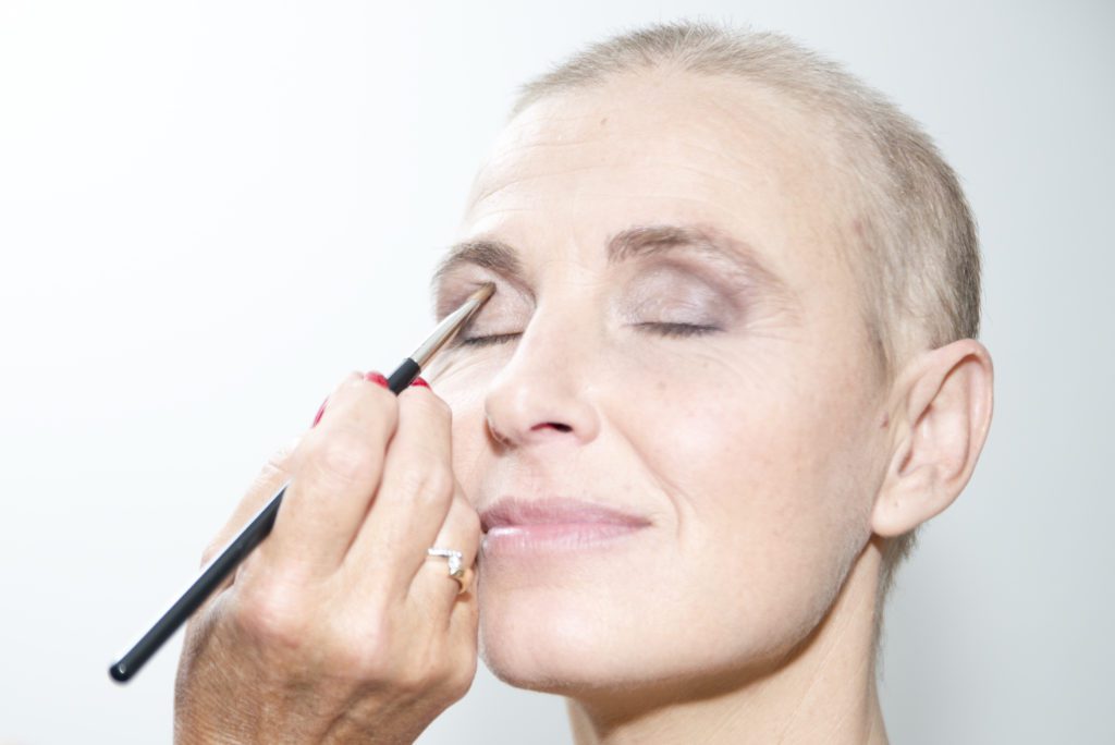 oogschaduw-kleur-ogen-look-good-feel-better-make-up-gezicht-kanker-chemo-tips-advies-hoe-techniek-uiterlijk-belangrijk-sprekend-jezelf-goed