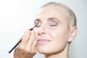 oogschaduw-kleur-ogen-look-good-feel-better-make-up-gezicht-kanker-chemo-tips-advies-hoe-techniek-uiterlijk-belangrijk-sprekend-jezelf-goed