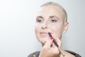 potlood-lip-omranden-look-good-feel-better-tutorial-make-up-kleur-verzorging-uiterlijk-voor-lipstick-kanker-chemo-tip-advies