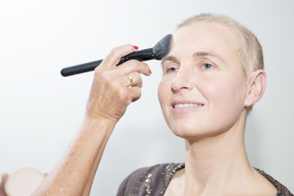 poeder-look-good-feel-better-basis-make-up-verzorging-uiterlijk-kanker-chemo-kleur-bestraling-advies-tips-goed-uitzien-kwast-los-compact