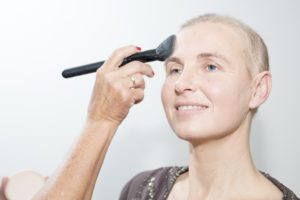 poeder-look-good-feel-better-basis-make-up-verzorging-uiterlijk-kanker-chemo-kleur-bestraling-advies-tips-goed-uitzien-kwast-los-compact