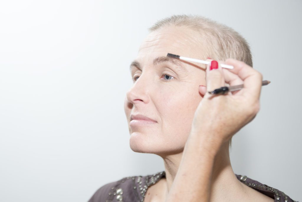 wenkbrauw-potlood-poeder-mal-look-good-feel-better-tips-advies-uiterlijk-verzorging-haaruitval-geen-uitdrukking-gezicht-bloot-kanker-chemo-bijwerking