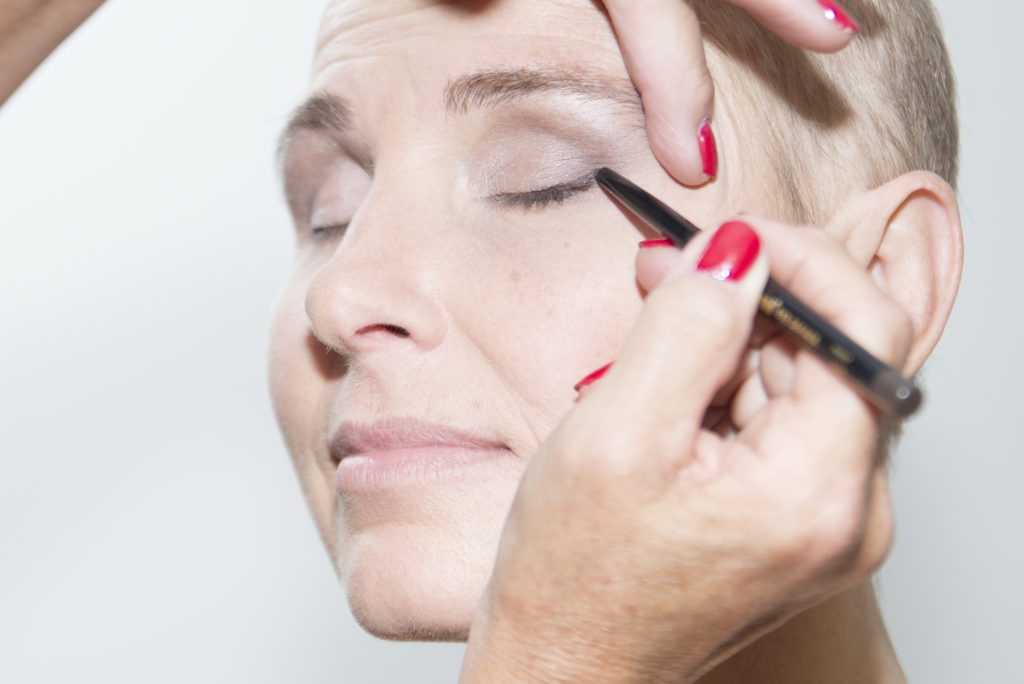 oogpotlood-eyeliner-look-good-feel-better-make-up-geen-wimpers-advies-kanker-chemo-ogen-waterproof-techniek-kleur-aanbrengen