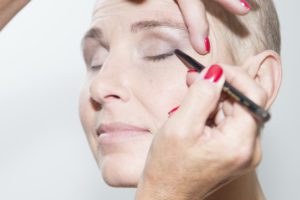 oogpotlood-eyeliner-look-good-feel-better-make-up-geen-wimpers-advies-kanker-chemo-ogen-waterproof-techniek-kleur-aanbrengen